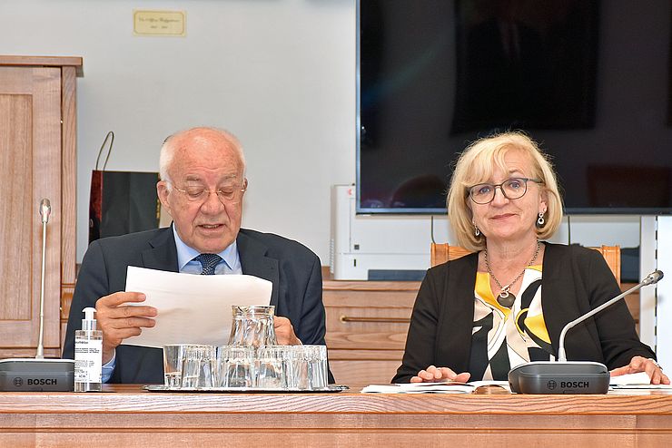 Der Vorsitzende des Kuratoriums der Landesgedächtnisstiftung, Herwig van Staa, mit Kulturlandesrätin Beate Palfrader