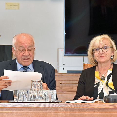 Der Vorsitzende des Kuratoriums der Landesgedächtnisstiftung, Herwig van Staa, mit Kulturlandesrätin Beate Palfrader