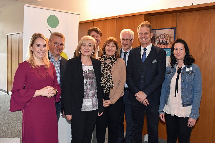 Gruppenfoto der Landesrätin Palfrader mit Projektverantwortlichen