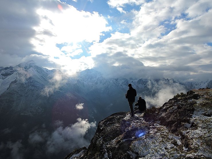 © Benedikt Kolp zwei Jäger auf den Stall-Böden blicken in Richtung Schwarzenberg