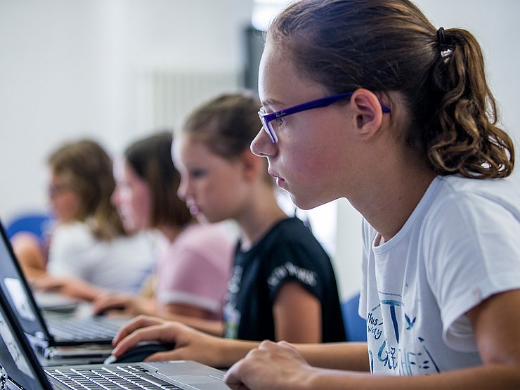 SchülerInnen am PC