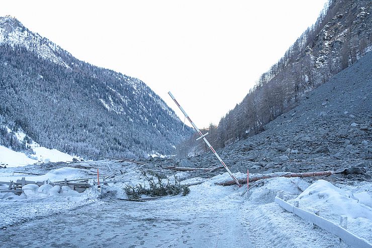 Nach dem Felssturz vom Heiligen Abend konnte die L 230 Valser Straße freigeräumt und gesichert sowie wieder für den zweispurigen Verkehr freigegeben werden.
