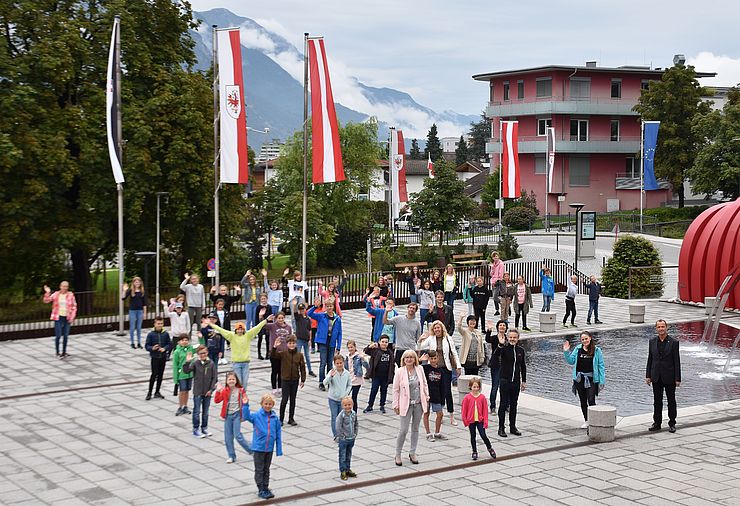 Kulturlandesrätin Beate Palfrader (vorne mitte) besuchte die über 50 TeilnehmerInnen der Sommermusikwoche in Schwaz. 