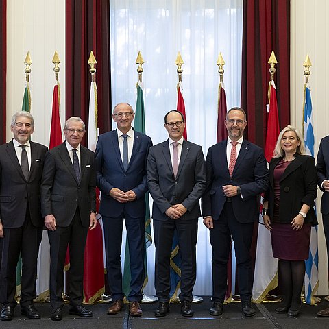 (v.li.): Regierungsrat Martin Bühler (Kanton Graubünden), Sottosegretario Raffaele Cattaneo (Region Lombardei), Landeshauptmann Wilfried Haslauer (Land Salzburg), Landeshauptmann Anton Mattle (Land Tirol), Regierungsrat Marc Mächler (Kanton St.Gallen), Regierungsrat Norman Gobbi (Kanton Tessin), Staatsministerin Melanie Huml (Freistaat Bayern), Landeshauptmann Markus Wallner (Land Vorarlberg).