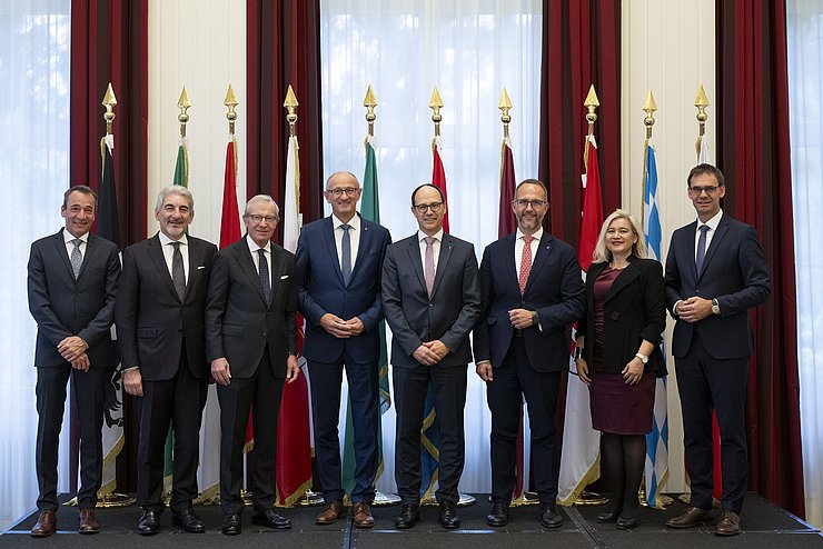 (v.li.): Regierungsrat Martin Bühler (Kanton Graubünden), Sottosegretario Raffaele Cattaneo (Region Lombardei), Landeshauptmann Wilfried Haslauer (Land Salzburg), Landeshauptmann Anton Mattle (Land Tirol), Regierungsrat Marc Mächler (Kanton St.Gallen), Regierungsrat Norman Gobbi (Kanton Tessin), Staatsministerin Melanie Huml (Freistaat Bayern), Landeshauptmann Markus Wallner (Land Vorarlberg).