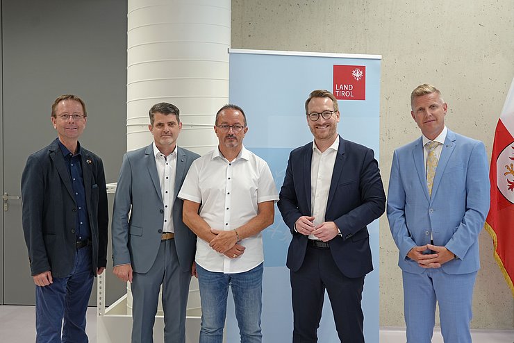 Fünf Männer posieren für ein Gruppenbild.