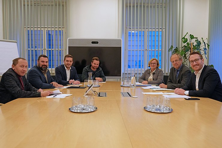 © Land Tirol/Reiter Menschen um Tisch sitzend