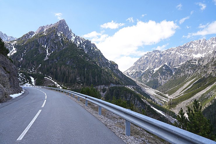 Passstraße zwischen Gebirge