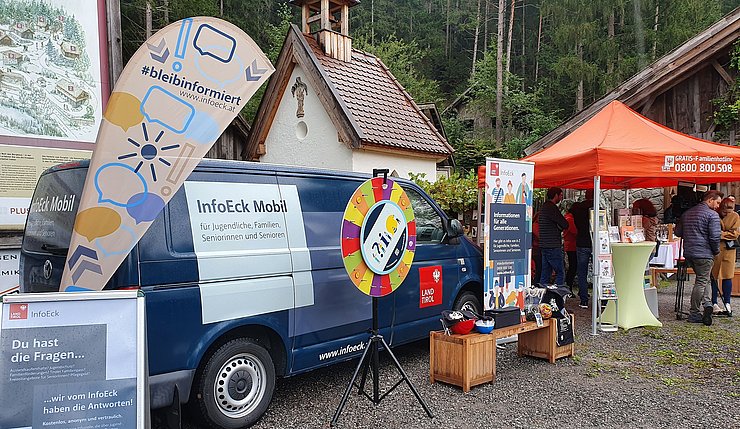 Einmalige Gelegenheit: Am Stand des InfoEck kann man sich die digitale Handysignatur ausstellen lassen.