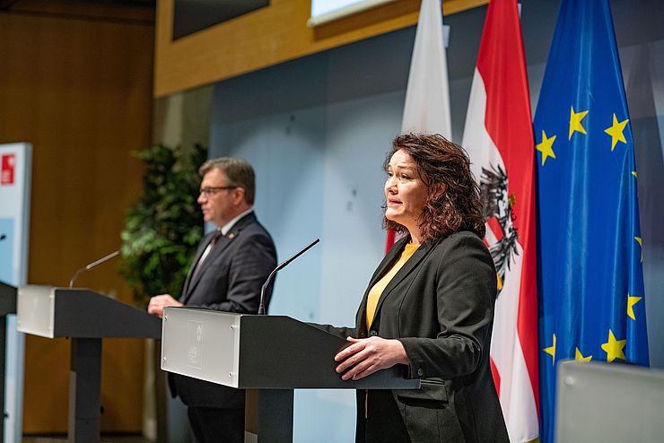 Landeshauptmann Günther Platter und Landeshauptmann-Stellvertreterin Ingrid Felipe bei der Pressekonferenz