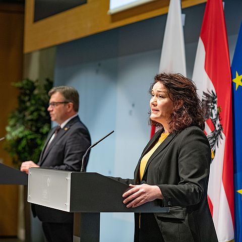 Landeshauptmann Günther Platter und Landeshauptmann-Stellvertreterin Ingrid Felipe bei der Pressekonferenz