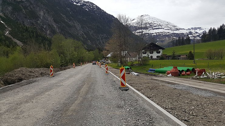 Fertige Frostkofferlage mit Gehsteigrandstein