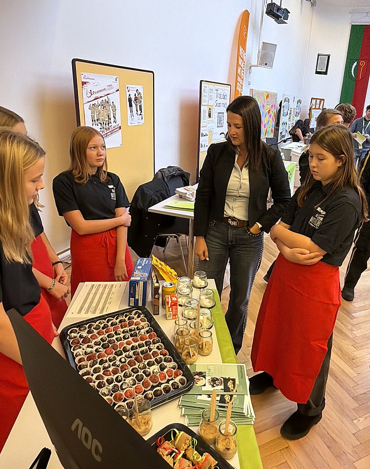© POJAT Jugendlandesrätin Astrid Mair mit SchülerInnen der MS1 St. Johann in Tirol.