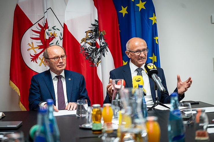 © Land Tirol/Fitsch Mattle redend, Karas daneben sitzend