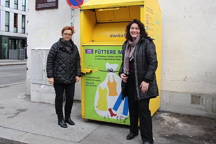 WAMS Geschäftsführerin Andrea Romen und LHStvin Ingrid Felipe bei einem der vielen Sammelcontainern.