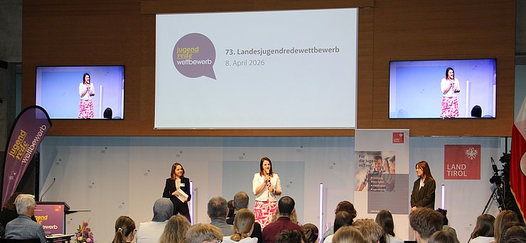 © Land Tirol/Sailer Frau spricht zum Publikum