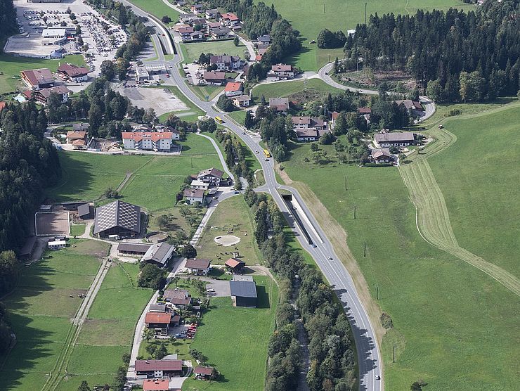 Die geplante Unterflurtrasse wurde in ein Luftbild der Gemeinde eingearbeitet.
