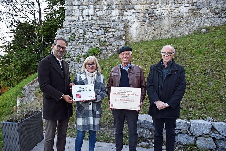 Der Museumspreis 2020 geht an den CHRONOS THAUR - Verein für Dorfgeschichte Thaur. V.l. Bgm Christoph Walser, Kulturlandesrätin Beate Palfrader, Josef Bertsch, Obmann des Chronos Vereins und Laudator Walter Hauser, Landeskonservator für Tirol im Bundesdenkmalamt