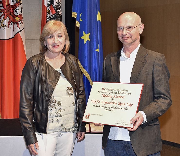 Kulturlandesrätin Beate Palfrader gratuliert dem Preisträger für zeitgenössische Kunst, Nikolaus Schletterer.