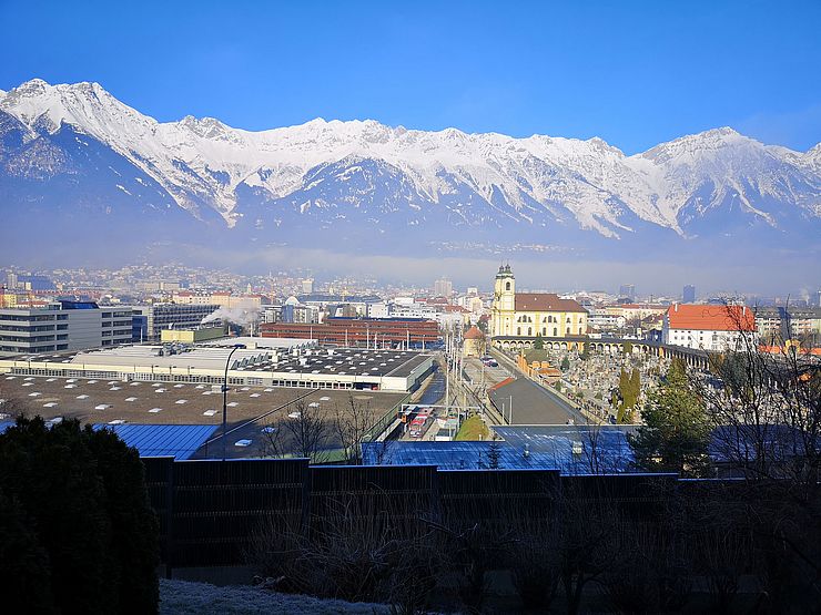 Innsbruck bei Tag in einem Staubschleier