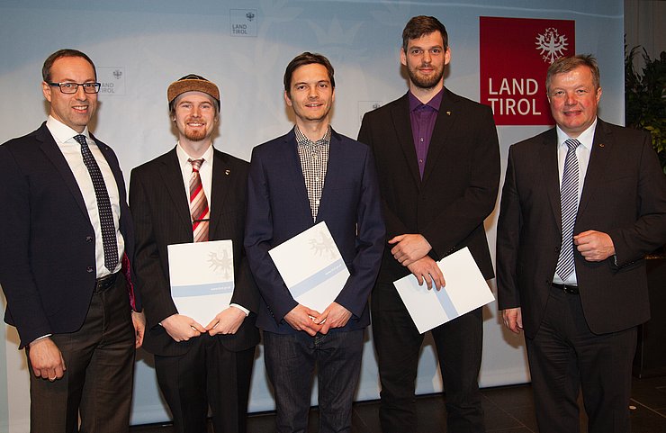 Wissenschaftsförderung des Landes Tirol für drei junge Forscher der FH Kufstein: Von links Rektor Mario Döller, Sascha Hunschofsky, Lukas Demetz, Krispin Raich, LR Bernhard Tilg 