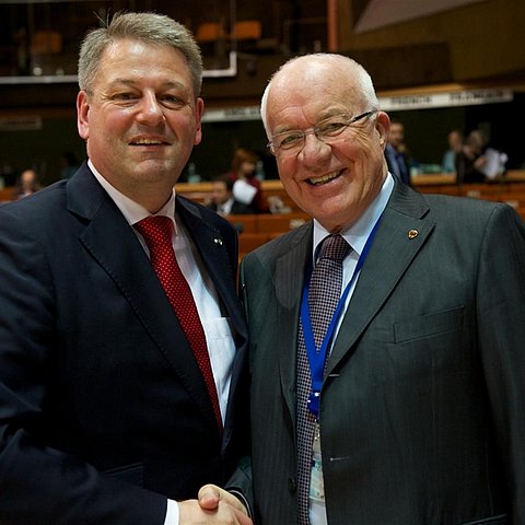 Bundesminister Rupprechter und LTP van Staa im Plenarsaal des Europarates in Straßburg