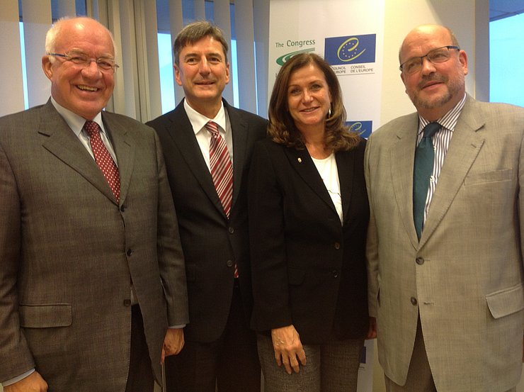 © Europarat/Abdruck honorarfrei v.l. Kongresspräsident Herwig van Staa, Generalsekretär des Kongresses Andreas Kiefer, Leiterin der österreichischen Delegation Gudrun Mosler-Törnstrom, Botschafter Rudolf Lennkh