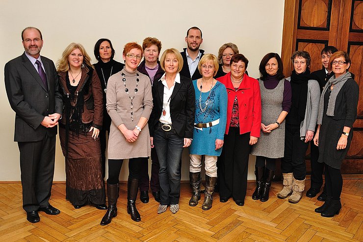 © Land Tirol Bezirkshauptmann Dr. Christian Bidner, Sylvana Reinisch, Christina Hörl, Monika Loinger, Adelheid Eberl, Gertraud Schneider-Kantor, Andreas Ehrenstrasser, Claudia Schett, Christina Kleinhans, Hermine Lackner, Martha Waldner, Maria Gfrerer, Schulamsleiter