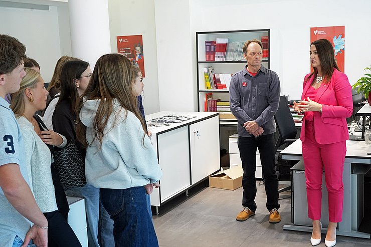© Land Tirol/Pölzl Mair mit Jugendlichen sprechend