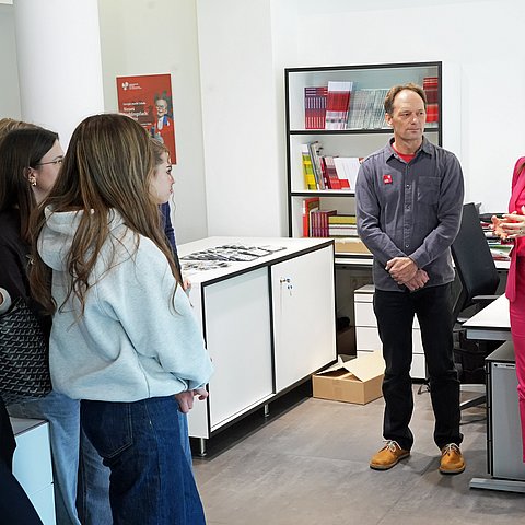 Mair mit Jugendlichen sprechend