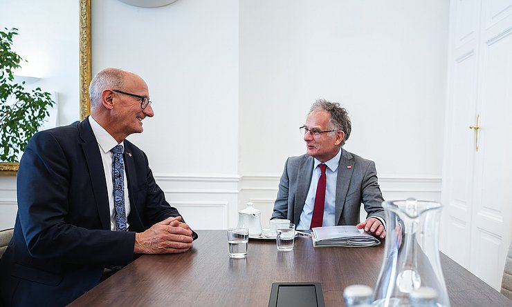 Zwei Männer im Gespräch