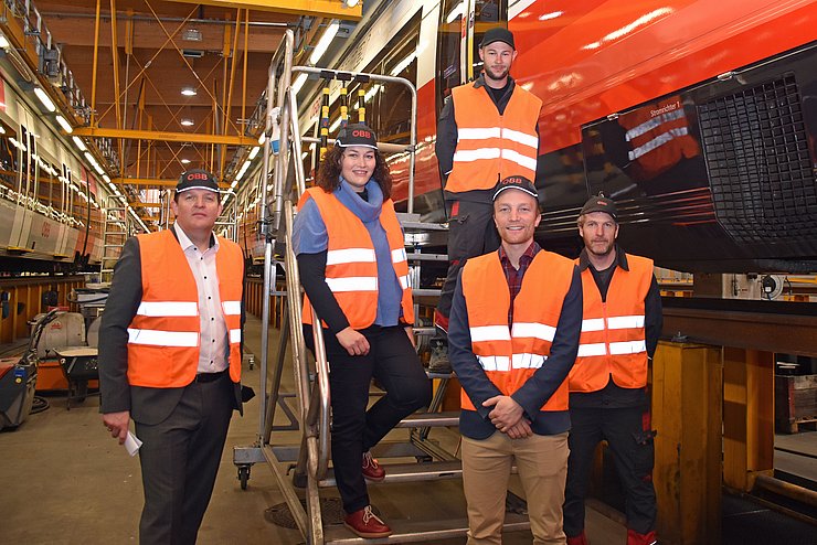 Im Anschluss an die Pressekonferenz fand eine Führung durch die Halle der ÖBB Technischen Services statt. Im Bild v.li: ÖBB-Regionalmanager Rene Zumtobel, LHStvin Ingrid Felipe, VCÖ-Experte Michael Schwendinger sowie Mitarbeiter der ÖBB. 