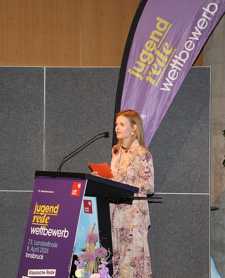 Jugendliche spricht in Mikrofon