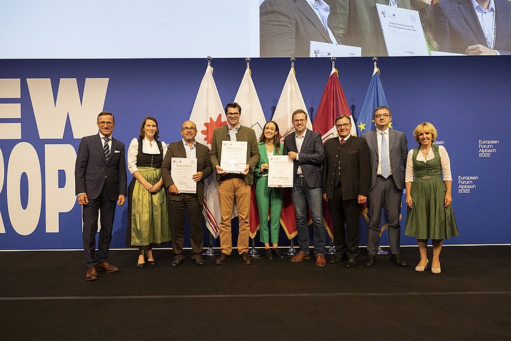 Euregio-Innovationspreis (v.li.): Juryvorsitzender und Geschäftsführer der Lebensraum Tirol Holding Josef Margreiter, Vize-Präsidentin der Wirtschaftskammer Tirol, Barbara Thaler, Cristiano Tomasi (Platz 3, Trentino, Unternehmen PreBiomics), Gregor Holfeld (Platz 1, Unternehmen Heart Regeneration Technologies, Innsbruck), Nathalie Hinkkanen und Ulrich Hausmann (Platz 2, Innsbruck, Unternehmen Occyo, Projekt „Occyo“), LH Günther Platter, LH Maurizio Fugatti (Trentino) und LHStvin Waltraud Deeg