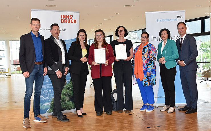 Bei der Auszeichnungsfeier v. li. Stefan Wanner (Bezirksstellenleiter Innsbruck/Land Wirtschaftskammer Tirol), Mario Nocker (Bgm Trins), Arbeits- und Jugendlandesrätin Astrid Mair, „Lehrling des Monats Mai 2024“ Romana Leitner, Verena Reinalter (Lehrlingsausbilderin), Sabine Faßmann (Lehrlingsbeauftragte Stadt Innsbruck), Andrea Ager (Vizepräsidentin Arbeiterkammer Tirol) und Markus Lassenberger (Vizebürgermeister Stadt Innsbruck). 