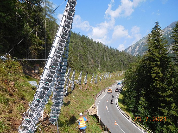 Stahlstützenreihe bergseitig oberhalb der B179