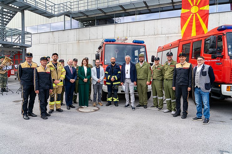 © Landesfeuerverband Tirol/Lintner Übergabe des Feuerwehrfahrzeuges aus Natters an die nordmazedonischen Feuerwehrkameraden.