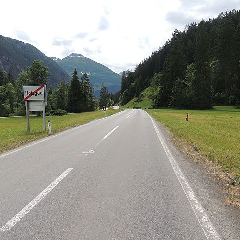 Am Ortsrand von Holzgau wird eine Verkehrsinsel errichtet. Sie soll Überholmanöver im Ortsgebiet verhindern und einen sicheren Übergang für Fußgänger gewährleisten. 