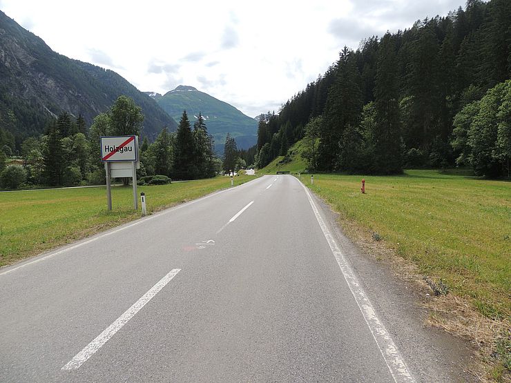 Am Ortsrand von Holzgau wird eine Verkehrsinsel errichtet. Sie soll Überholmanöver im Ortsgebiet verhindern und einen sicheren Übergang für Fußgänger gewährleisten. 