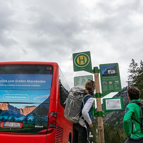 Im Naturpark Karwendel werden die großen Panoramatafeln an wichtigen Zugängen ins Gebiet inhaltlich komplett überarbeitet und stärker an regionale Erfordernisse angepasst.