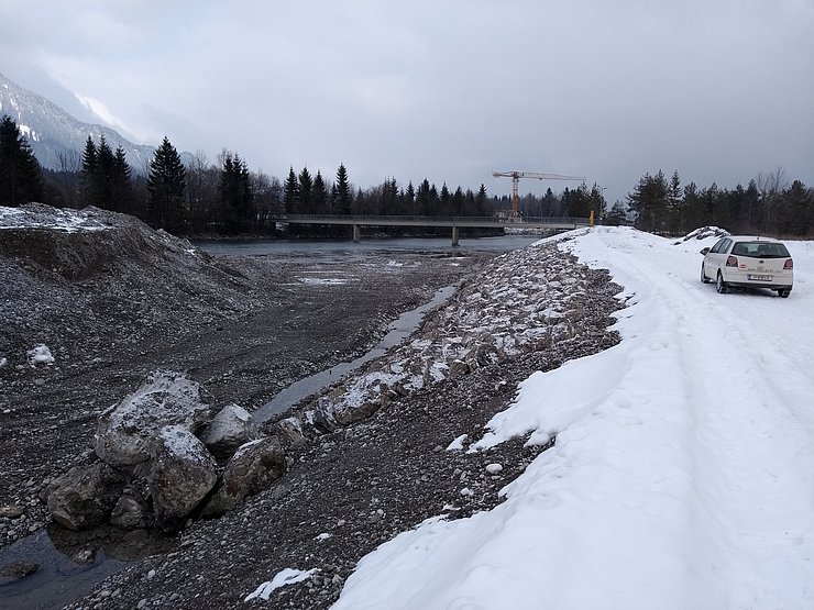 Das Längsleitwerk zur Sicherung der Brücke ist fertiggestellt.