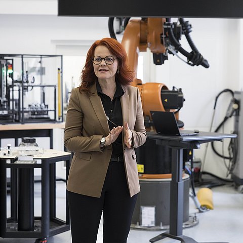 Foto von Wissenschaftslandesrätin Hagele im Gespräch mit jungen Forschenden