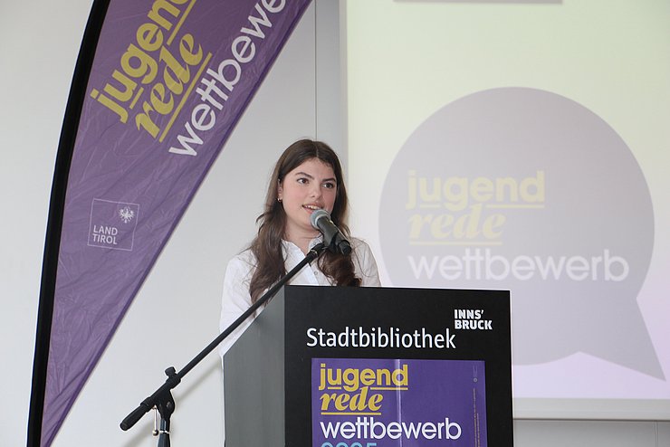 Jugendliche spricht in Mikrofon