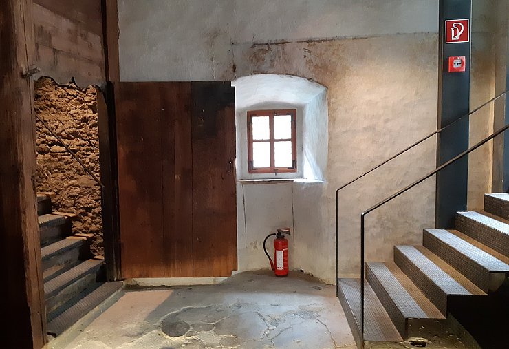 Stiege mit sogenanntem "Eselsrücken" in der "Zollburg Altfinstermünz" in Nauders