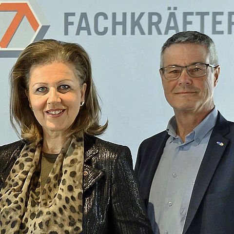 Wirtschafts- und Jugendlandesrätin Patrizia Zoller-Frischauf mit AMS-Tirol-GF Anton Kern. 