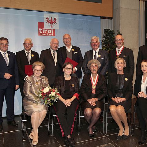 Die Ausgezeichneten mit LH Günther Platter (hintere Reihe links) und Landtagspräsident Herwig van Staa (hintere Reihe 3. von links).