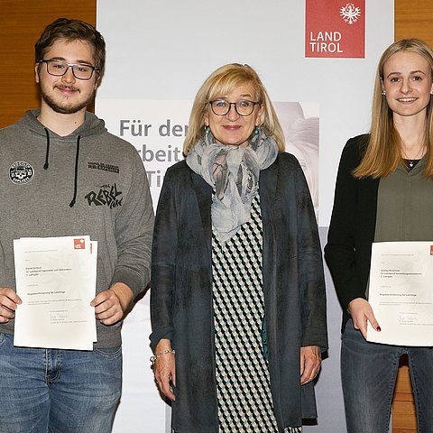 Arbeits- und Bildungslandesrätin Beate Palfrader mit den höchstausgezeichneten Lehrlingen David Gritsch (Tapezierer und Dekorateur bei der Raumausstattung Köll GmbH) und Svenja Kirschner (Verwaltungsassistentin bei der BH Imst).