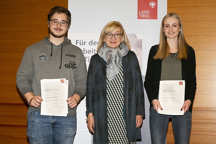 Arbeits- und Bildungslandesrätin Beate Palfrader mit den höchstausgezeichneten Lehrlingen David Gritsch (Tapezierer und Dekorateur bei der Raumausstattung Köll GmbH) und Svenja Kirschner (Verwaltungsassistentin bei der BH Imst).