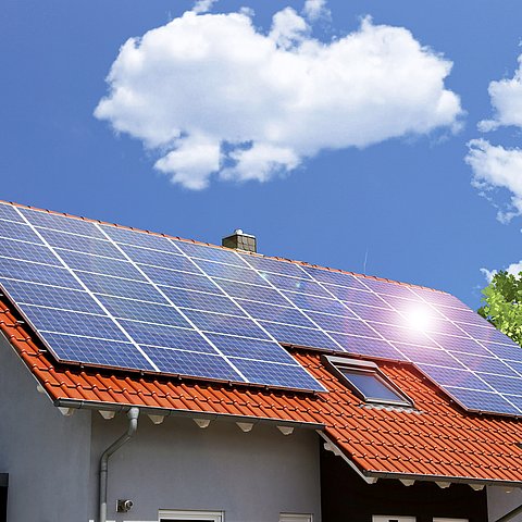 Solarzellen auf einem Hausdach