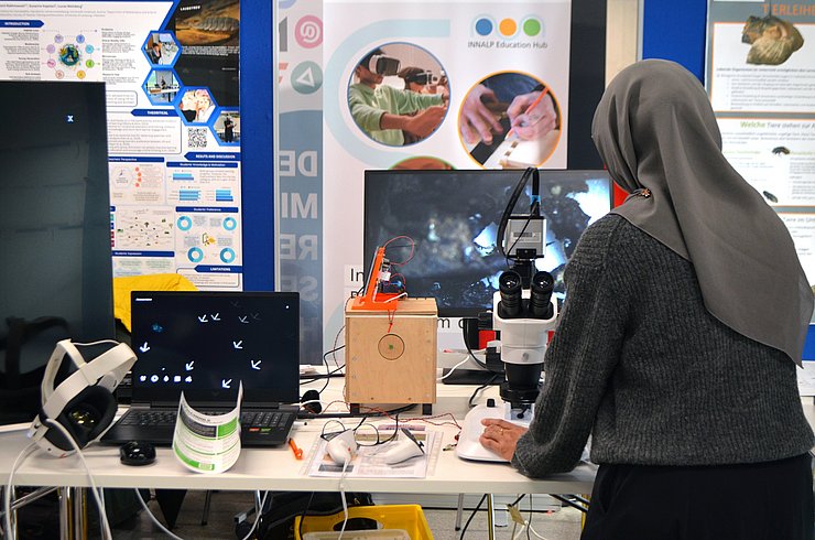 © klasse!forschung/Reitsamer Im Rahmen des MINTmachprogramms konnten die BesucherInnen des MINT-Future-Day an Workshops, Experimentierstationen und Initiativen zum Mitmachen teilnehmen.